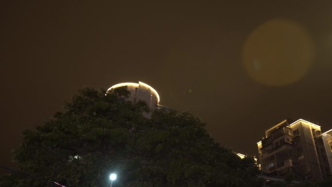 飞机 经过 楼顶 飞机 低飞 夜景