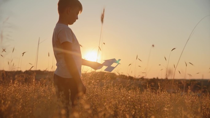 《希望的一瞥:夕阳下一个孩子的梦想