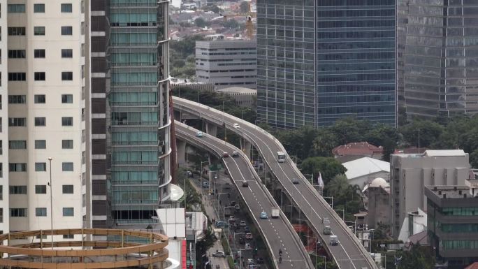 白天飞行在雅加达市中心的交通街道道路航拍全景4k印尼