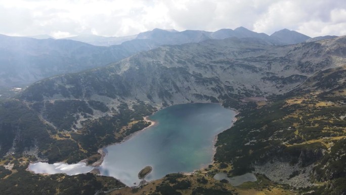 保加利亚里拉山臭湖鸟瞰图