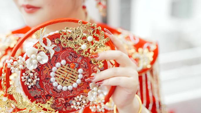 中式新娘手里的中式扇子