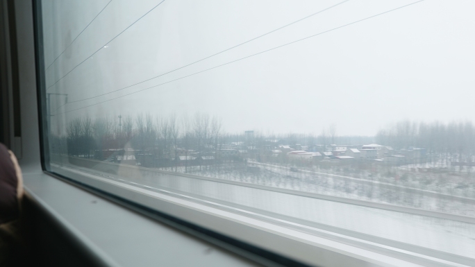 高铁窗外雪景，火车窗外雪景，高铁窗外村庄