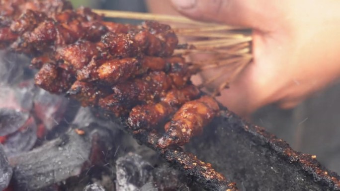印尼人用炭火烤沙爹鸡