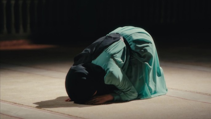 年轻的穆斯林妇女晚上在清真寺祈祷。苏菊德法案