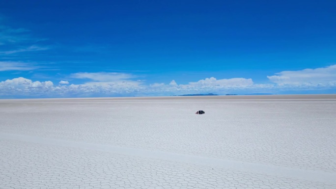 无人机拍摄的玻利维亚乌尤尼盐滩，天空湛蓝，白云飘飘