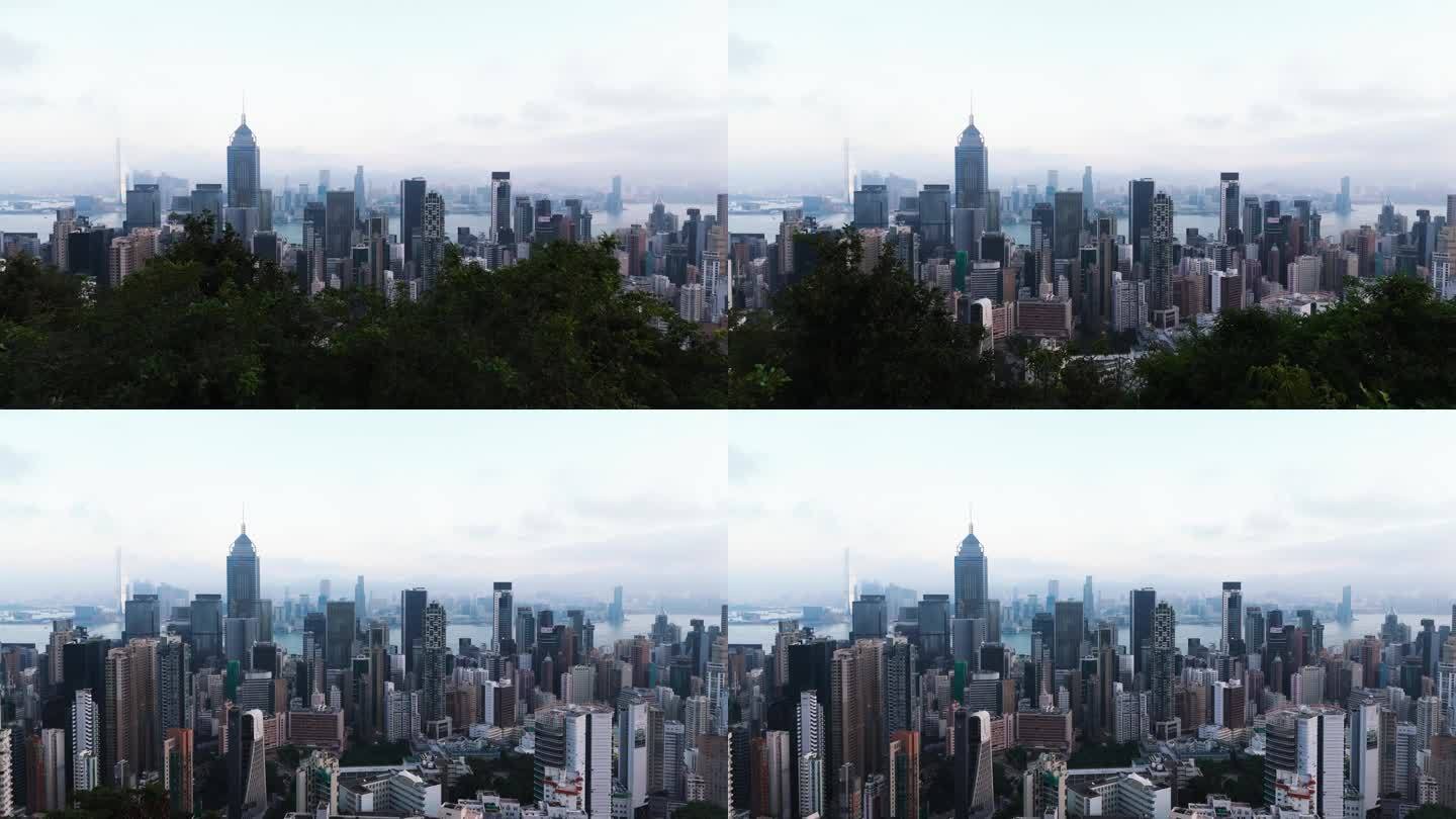 从无人机上看香港，城市天际线上挤满了摩天大楼