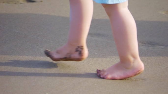 日落时分，孩子在沙滩上行走的沙地脚，4k慢动作120fps