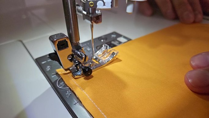 拼接被子的制作过程——慢动作的缝衣针特写。
