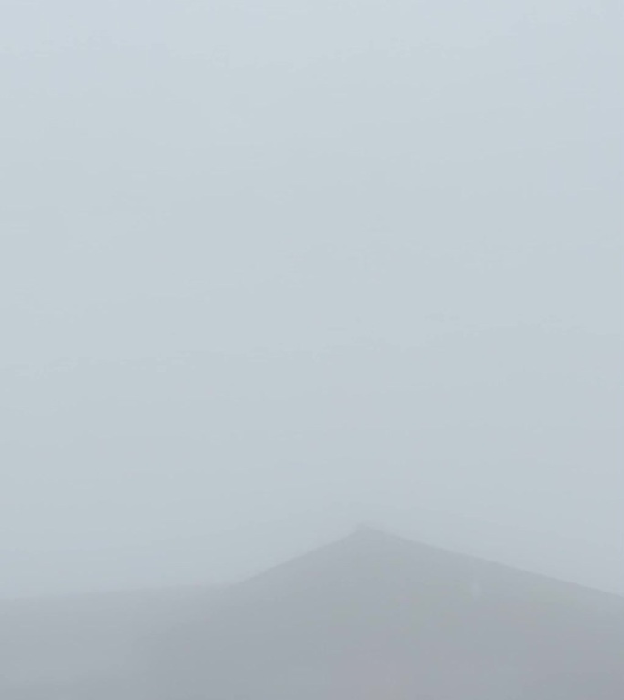 【实拍】长白山天池大雾天气白雾茫茫神秘
