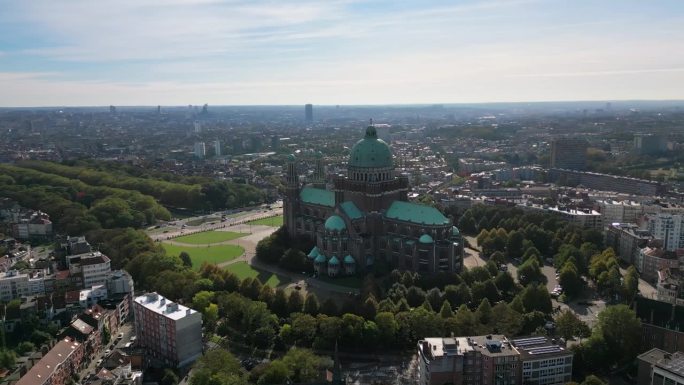 比利时布鲁塞尔，布鲁塞尔国家大教堂的4K鸟瞰图，街道、道路和拥挤的人群