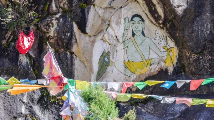 藏传佛教的佛像被画在岩石上