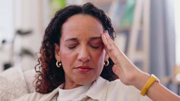 女性，手和头痛疼痛或太阳穴压力在公寓倦怠焦虑，脑雾或偏头痛。女性的人，手指和眩晕疲劳或头昏在家里为紧