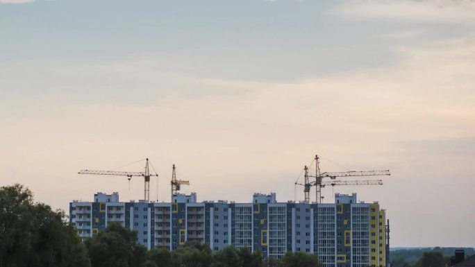 公寓建筑工地的日子变化。白天在暴风雨和闪电中变成黑夜，起重机在白天工作