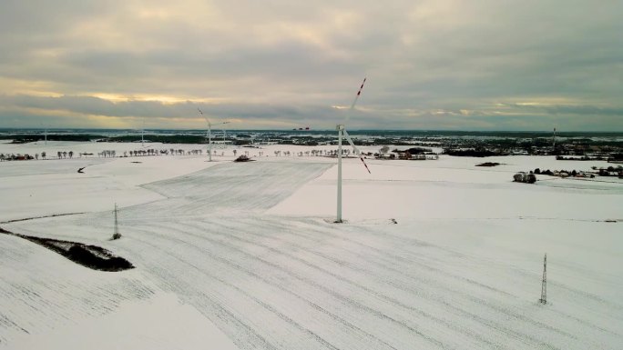 在寒冷的冬季夕阳和大雪中，用风力发电机在农村进行无排放发电