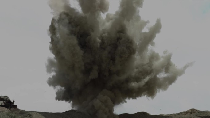 E5，超级慢镜头记录了10米高的粉尘爆炸。