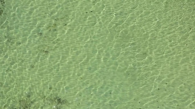 鸟瞰完全透明的海滩水