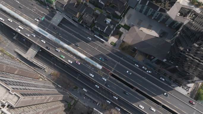 高角度航拍城市高楼下的道路车流成都二环路