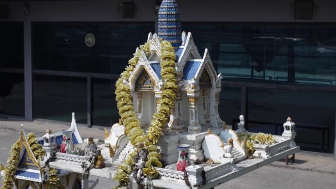 曼谷街道上戴着花环的灵屋。
