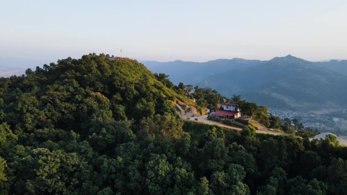 尼泊尔博卡拉郁郁葱葱的青山上的山间小屋。空中拍摄