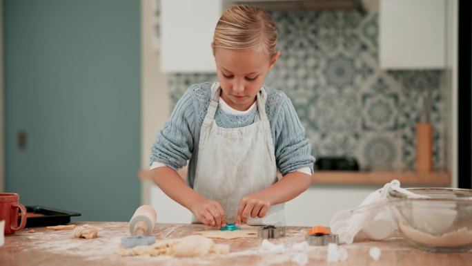 独立，学习或女孩在厨房烘焙饼干糕点或烹饪食谱准备在家里。形状，面团或幼儿烹饪早餐的技能发展在一个单独