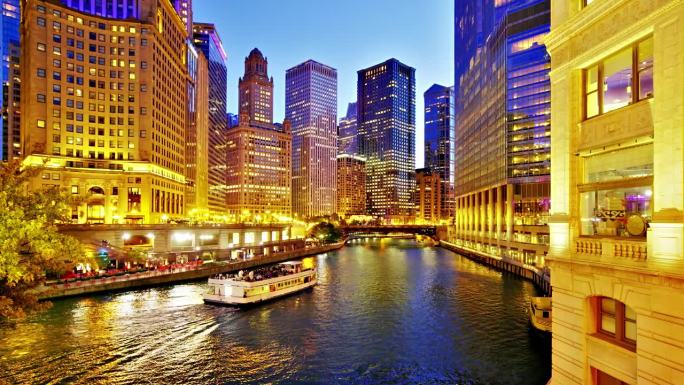 日落时的芝加哥河城市景观