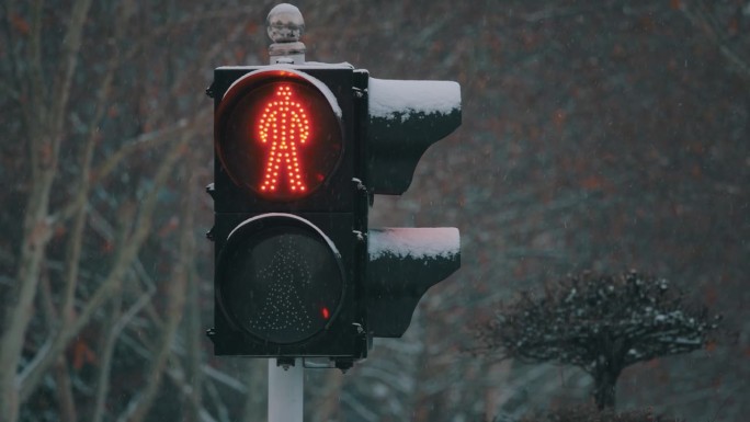 下雪时，在人行横道上标记交通信号灯