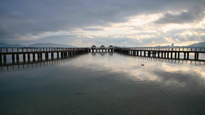 海南三亚陵水早晨海上日出朝霞木栈道