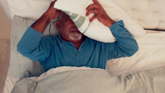 睡眠压力大，老年人和失眠症患者在床上挣扎，在家做恶梦。房子、顶楼和成熟的男性因疲劳和不舒服的睡姿而感