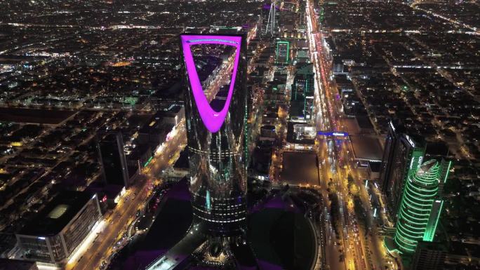 无人机在飞行。沙特阿拉伯。利雅得。国塔。的夜晚。