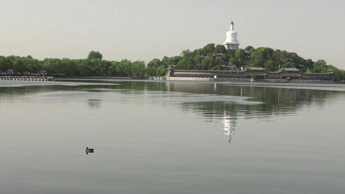 北京 北海公园 白塔 湖面