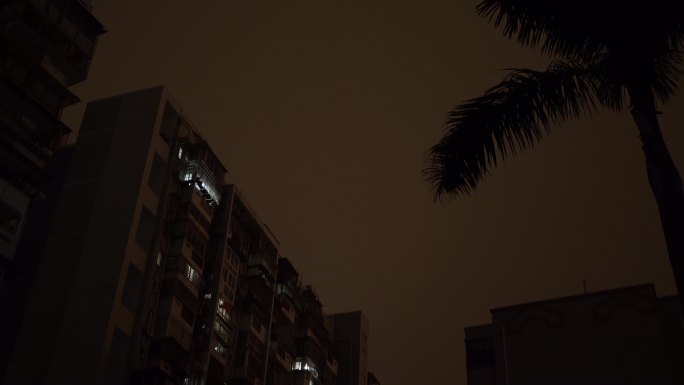 飞机 经过 楼顶 飞机 低飞 夜景