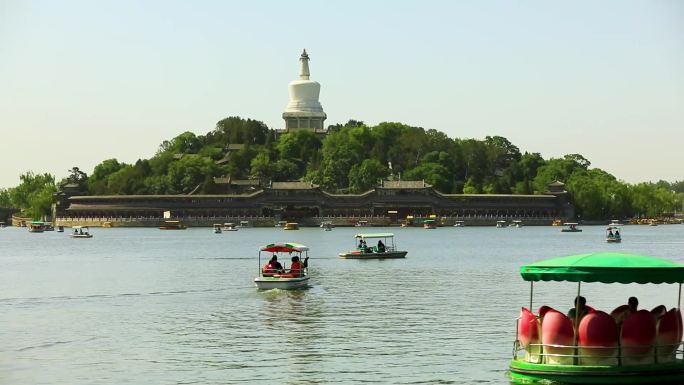 北京 北海公园 白塔 湖面上的游船