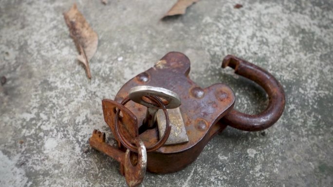 一把带钥匙的老式大锁的特写镜头。印度