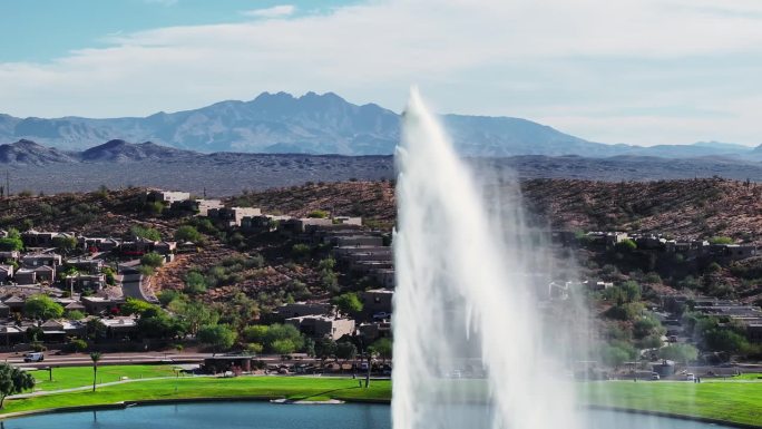 亚利桑那州喷泉山的水被推到空中后，落到湖中