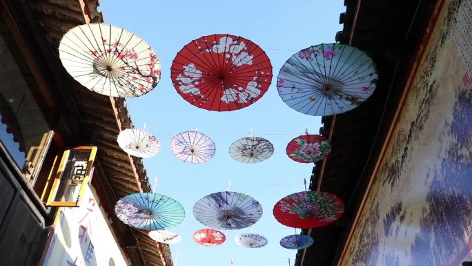 云南 束河古镇 街道上悬挂着的花纸伞