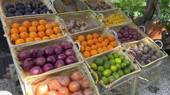 农贸市场上有热带水果。健康的食品
