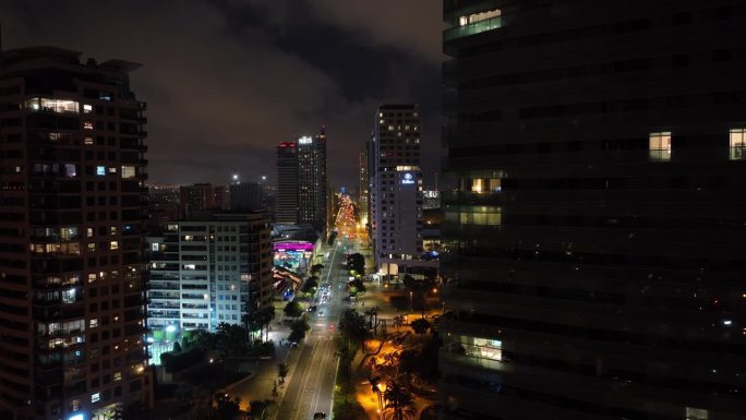 夜间照明巴塞罗那城市现代住宅商场屋顶交通街道航拍全景4k西班牙