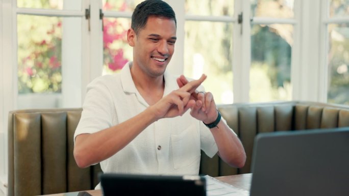 视频通话，笔记本电脑，还有一个人在咖啡店用手语在网上研讨会上讲话。快乐，专业，聋哑的男性经理在电脑上