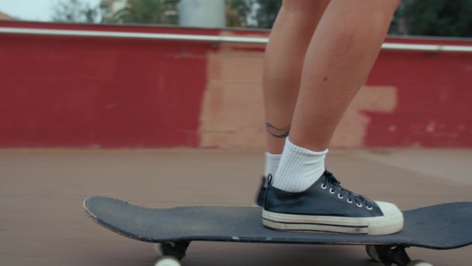 酷酷的千禧一代女性在海滩玩滑板