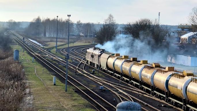 内燃机机车对钢轨产生浓厚的污染烟雾