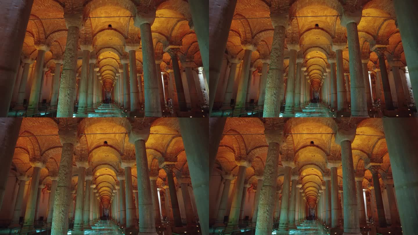 Yerebatan大教堂蓄水池Sarnıcı巨大的罗马地下水源，由大理石柱子支撑，土耳其伊斯坦布尔