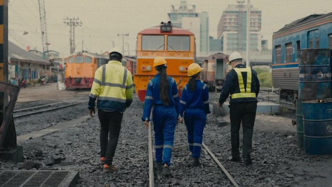 专业列车技师在繁忙车站通力合作修理铁路设备——交通维修的职业多样性。