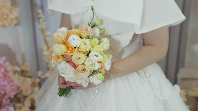 新娘手里的鲜花手捧花