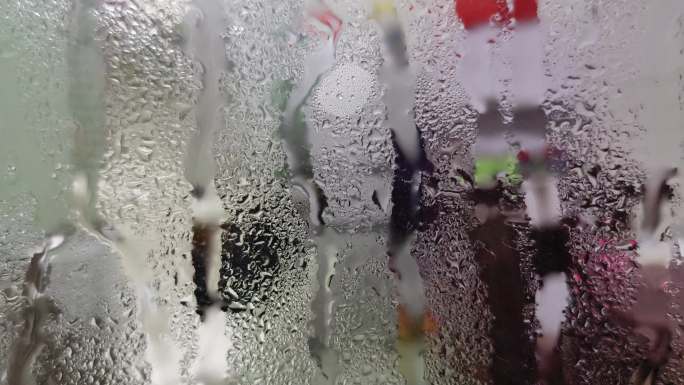 回南天水珠玻璃下雨潮湿窗外窗户玻璃雨滴