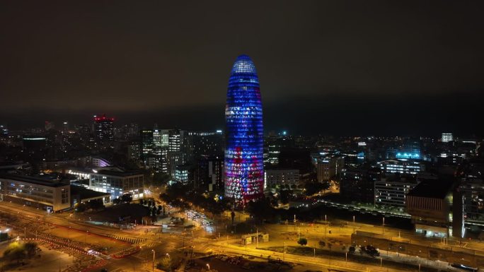 夜间照明巴塞罗那城市交通街道广场著名的办公大楼航拍全景4k西班牙