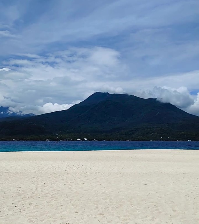 卡米昆岛的沙洲。菲律宾。