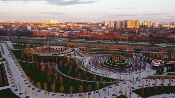 俄罗斯，克拉斯诺达尔——2021年4月4日:鸟瞰日落时分的克拉斯诺达尔公园。4 k。