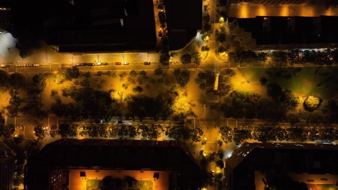 夜间照明飞行在巴塞罗那城市交通街道道路空中俯视全景4k西班牙