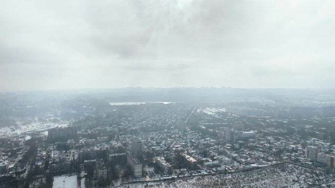 航拍的基希讷乌市被雪覆盖。摩尔多瓦的冬天