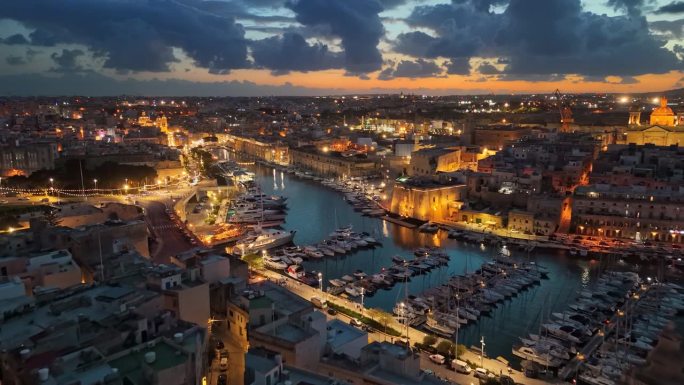 三个城市的鸟瞰图- Vittoriosa, Senglea和Cospicua -马耳他。史诗般的夜晚